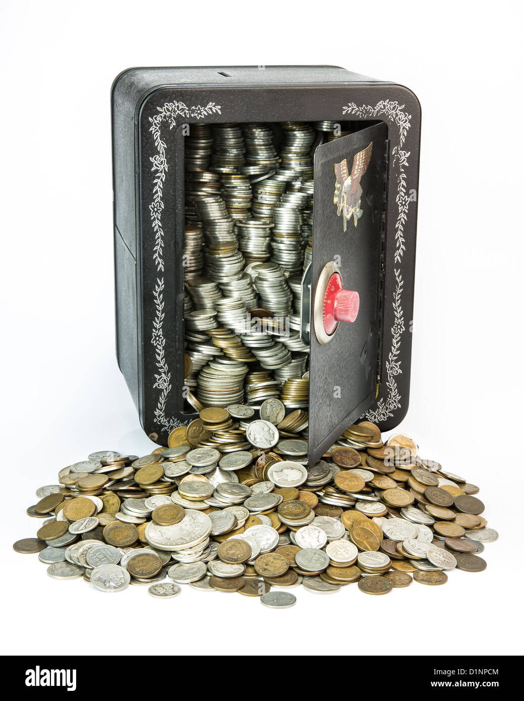 Ein Kind Einsparungen wieder packen voll von alten Münzen. Eine Ersparnisse Münzen der alten Spill aus dem Tresor öffnen. Stockfoto