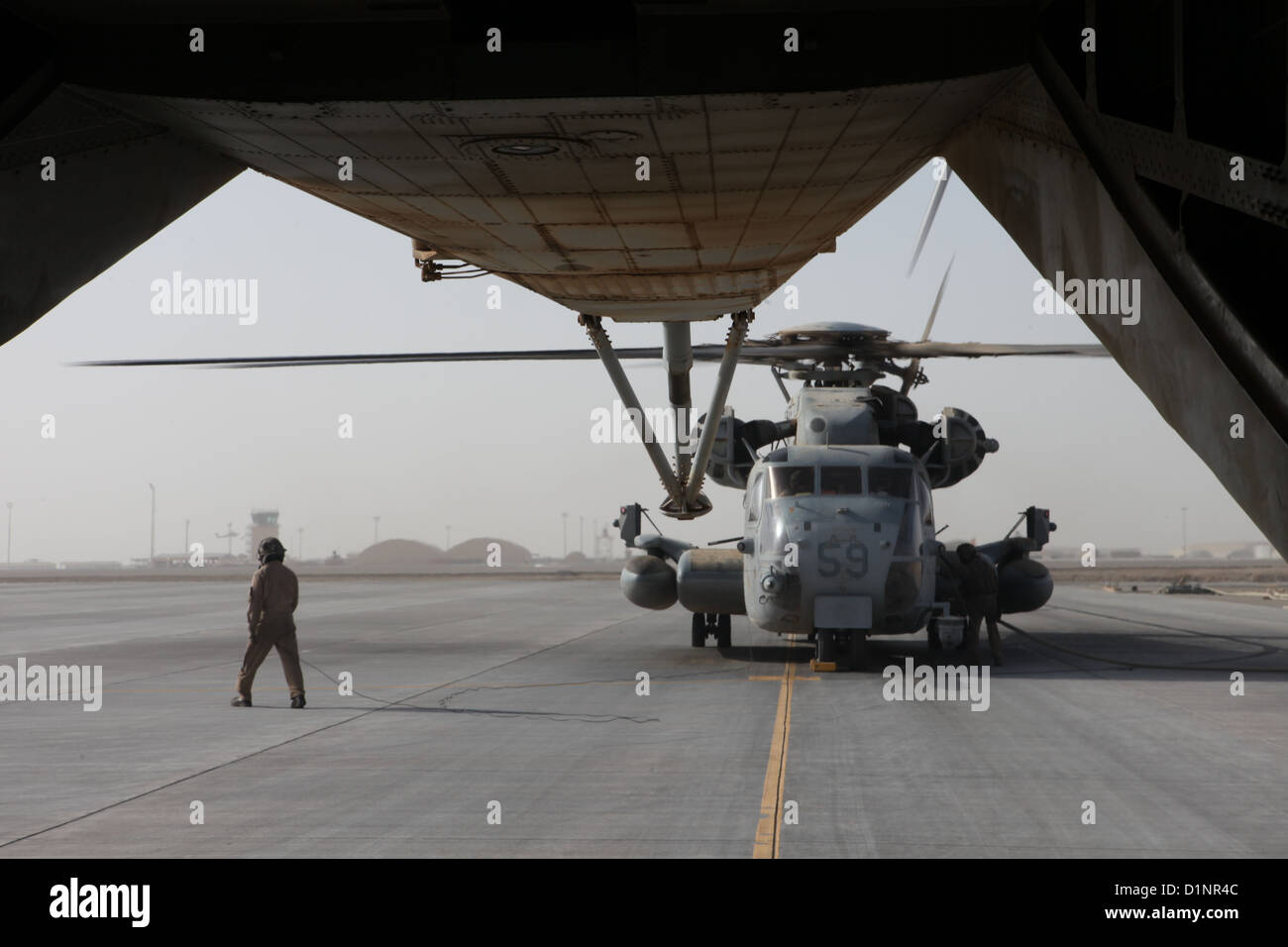 Zwei US-Marinekorps CH-53E Super Hengste mit Marine schwere Hubschrauber Geschwader (HMH) 361, Marine Aircraft Gruppe 16, 3rd Marine Aircraft Wing (vorwärts), heben Sie extern M777 Haubitzen über Provinz Helmand, Afghanistan, 29. Dezember 2012. HMH-361 zur Verfügung gestellt Stockfoto