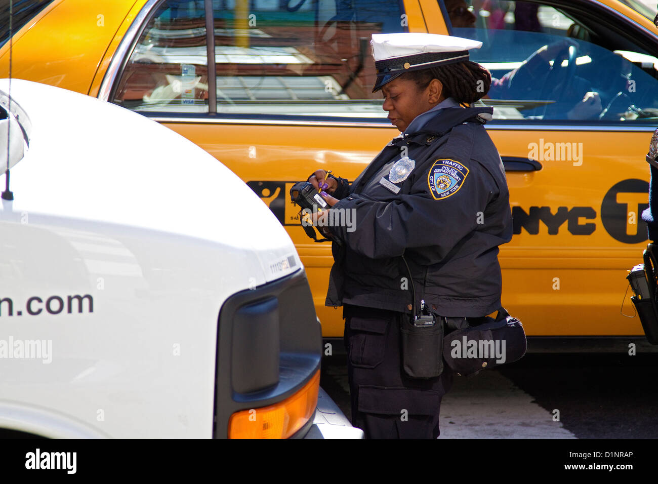 New York City Traffic Warden, Verkehrspolizei, erlässt Parkschein in. Stockfoto