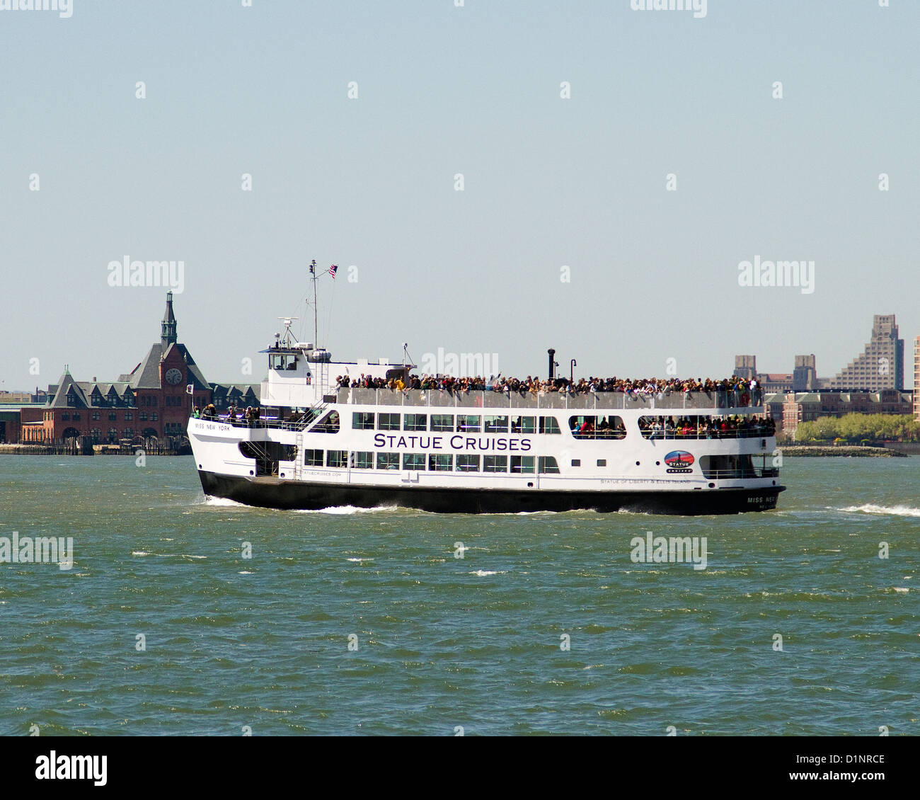 New York City Touristen reisen um die Freiheitsstatue auf eine Statue Cruises Schiff. Stockfoto