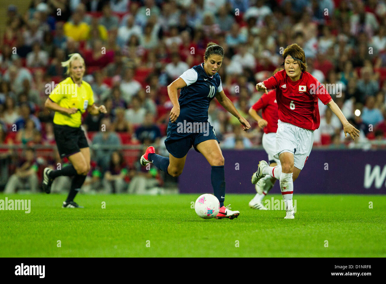 Carli Lloyd (USA)-10 und Mizuho Sakaguchi (JPN)-USA gewinnt Gold über Japan im Frauen Fußball (Fußball) in das Olympische Sommer-Spiel Stockfoto