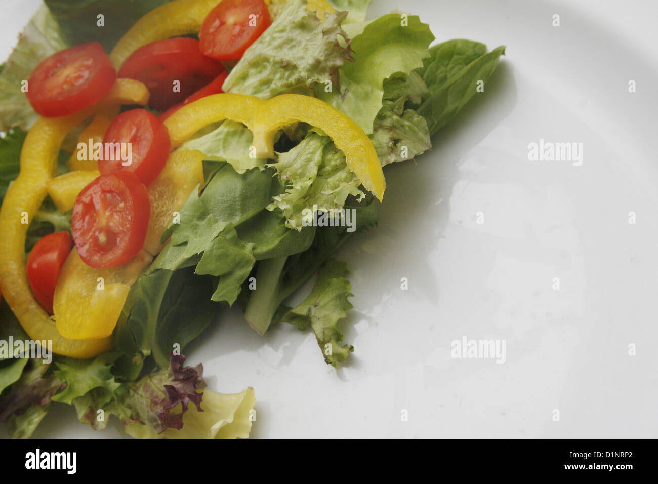 Bild von gemischten Blattsalat auf weißen Teller Stockfoto