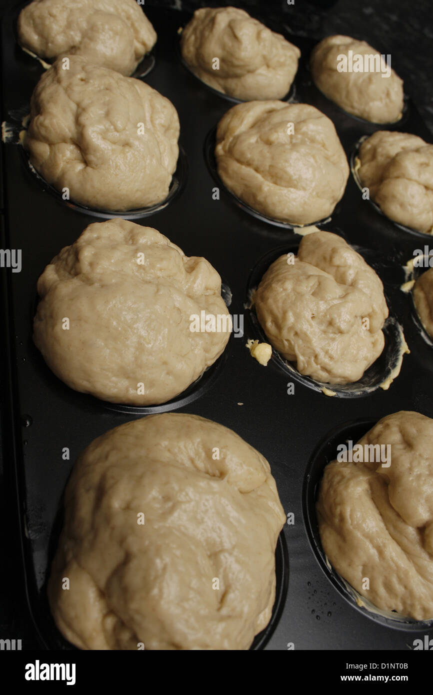 Brot-Teig-Kugeln in gefettete Brötchen Zinn Stockfoto