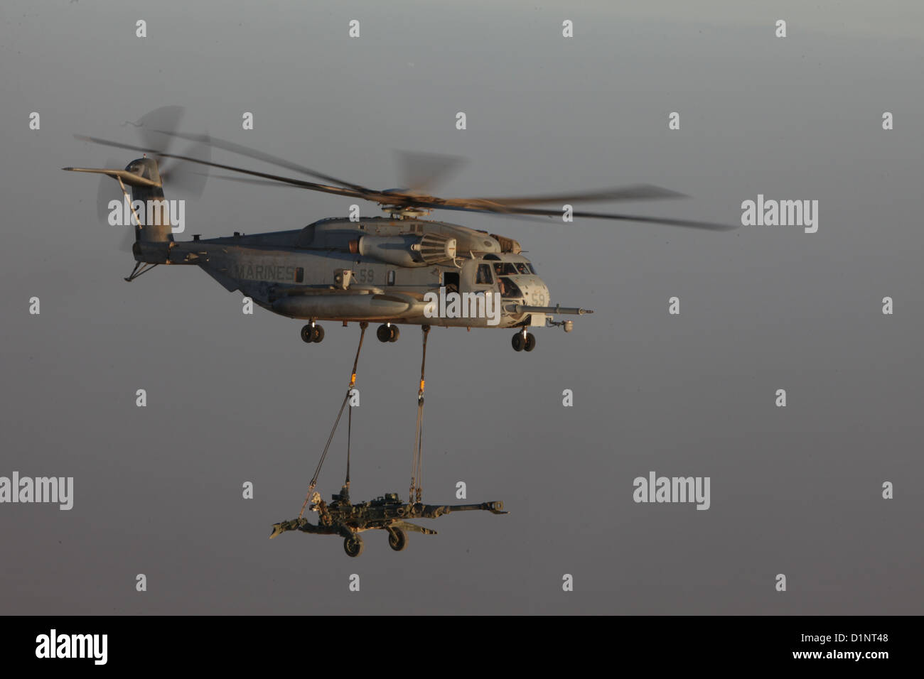 Zwei US-Marinekorps CH-53E Super Hengste mit Marine schwere Hubschrauber Geschwader (HMH) 361, Marine Aircraft Gruppe 16, 3rd Marine Aircraft Wing (vorwärts), heben Sie extern M777 Haubitzen über Provinz Helmand, Afghanistan, 29. Dezember 2012. HMH-361 zur Verfügung gestellt Stockfoto