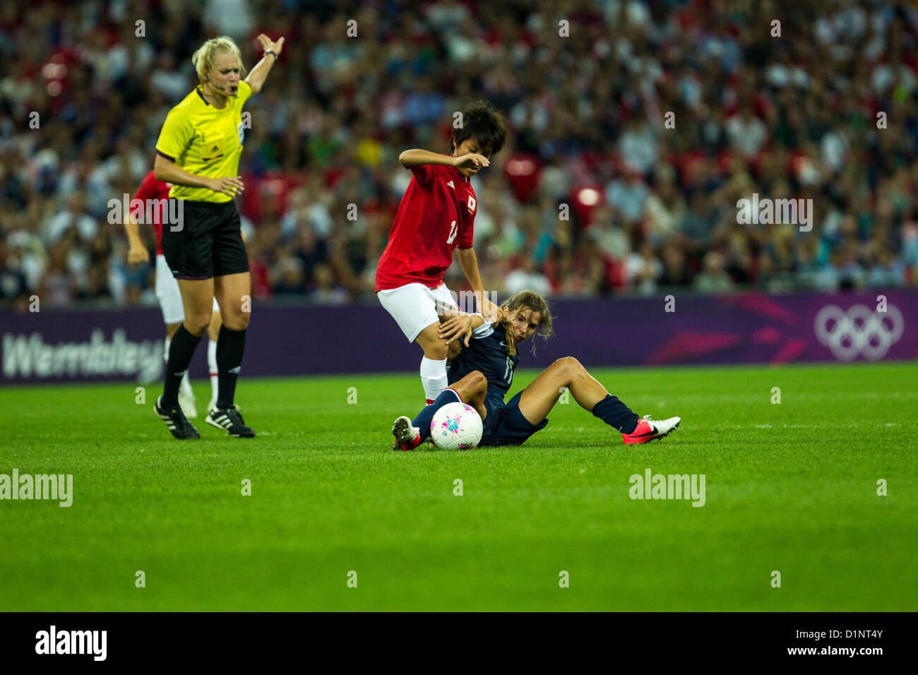 Lauren Cheney (USA)-12, Mana Iwabuchi (JPN)-16-USA gewinnt Gold über Japan im Frauen Fußball (Fußball) bei den Olympischen Sommer Stockfoto