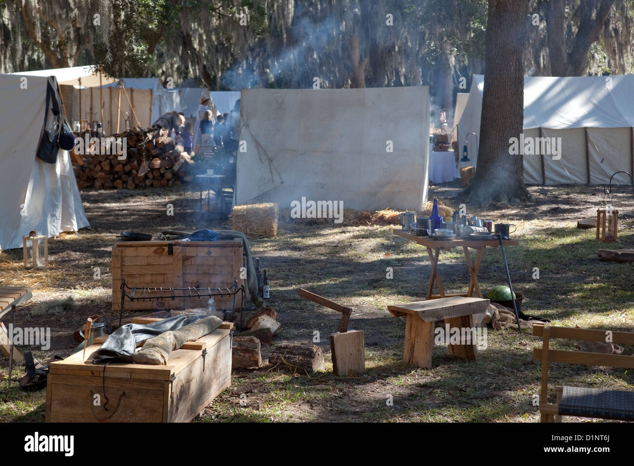 Feldlager zu porträtieren, der Krieg zwischen den Staaten in den Vereinigten Staaten, weiße Zelte mit Feuer und Holzstapel Stockfoto