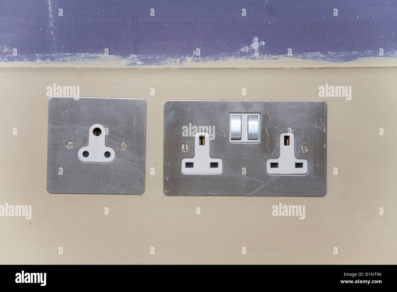 Alte "Runde Pin" elektrische / Steckdose (links) für Leuchten / Lampen und modernen Sockel für Platz 3 Pin Stecker / Stecker. VEREINIGTES KÖNIGREICH. Stockfoto