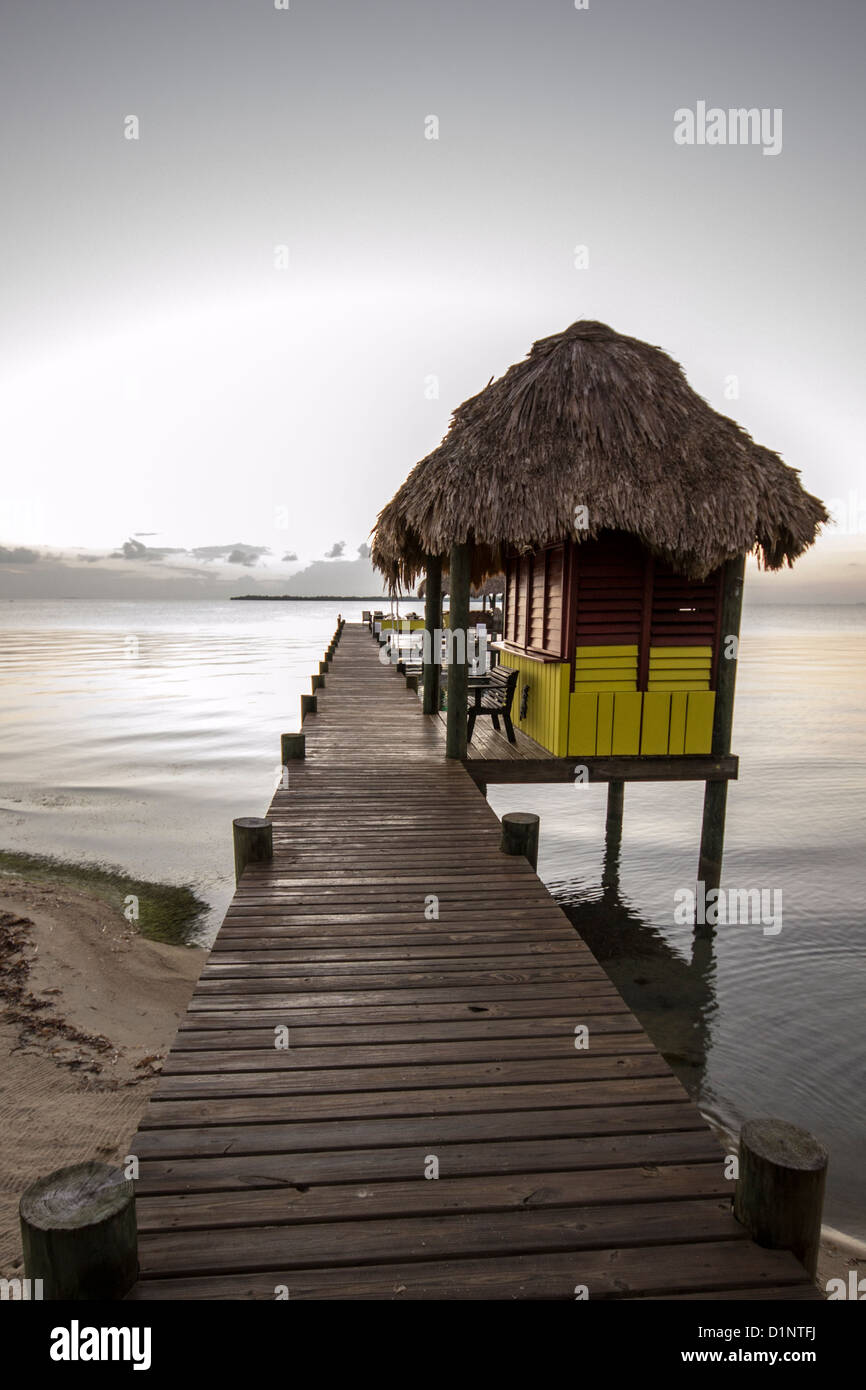 Ruhiges Meerwasser kurz vor Sonnenaufgang in Belize, Reisen, Urlaub, Urlaub, Strand, Hot Stockfoto