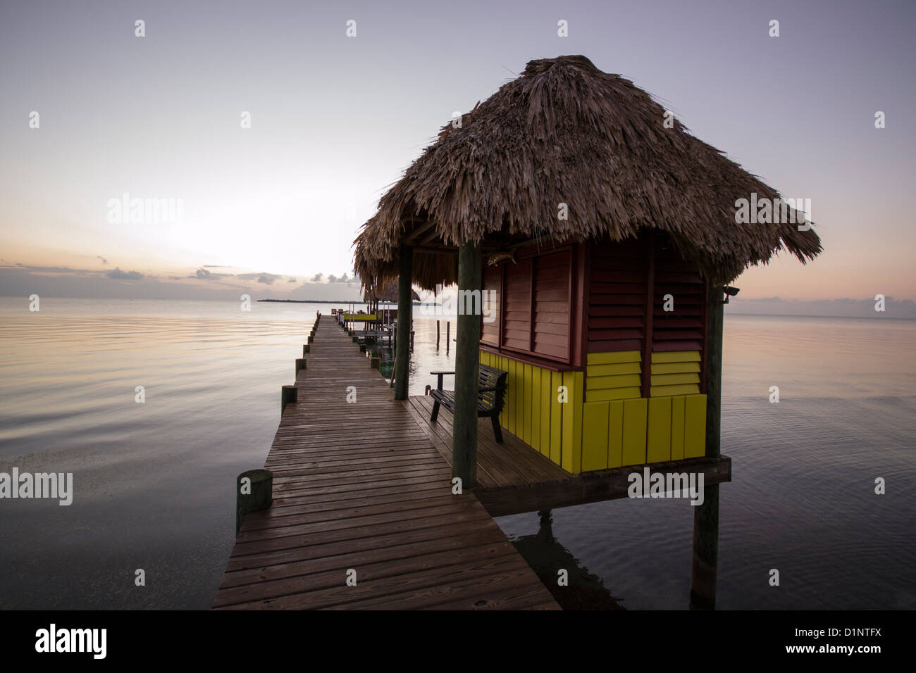 Ruhiges Meerwasser kurz vor Sonnenaufgang in Belize Stockfoto