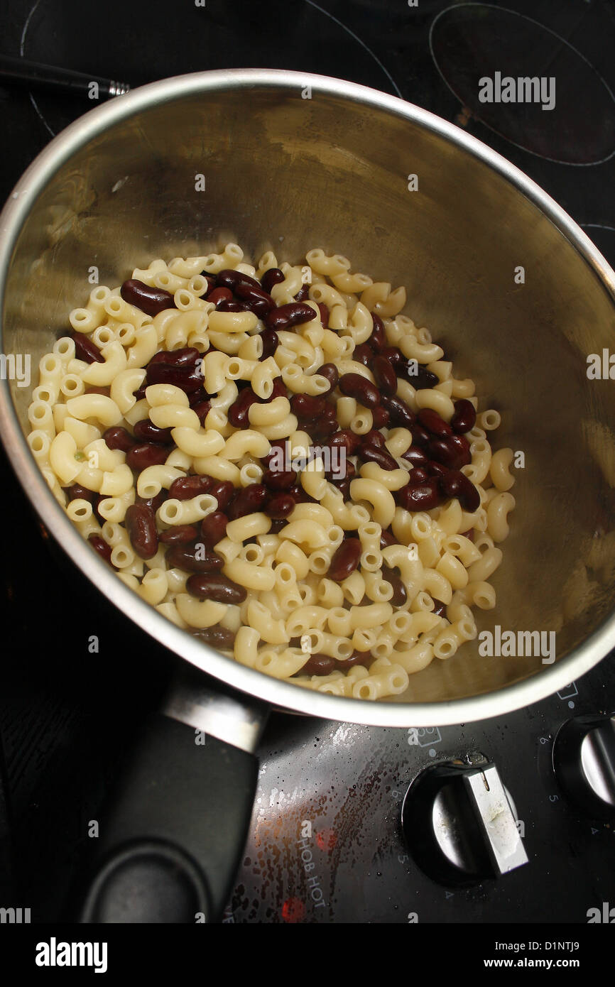Makkaroni Nudeln und rote Kidney-Bohnen in einer Pfanne Kochen Stockfoto