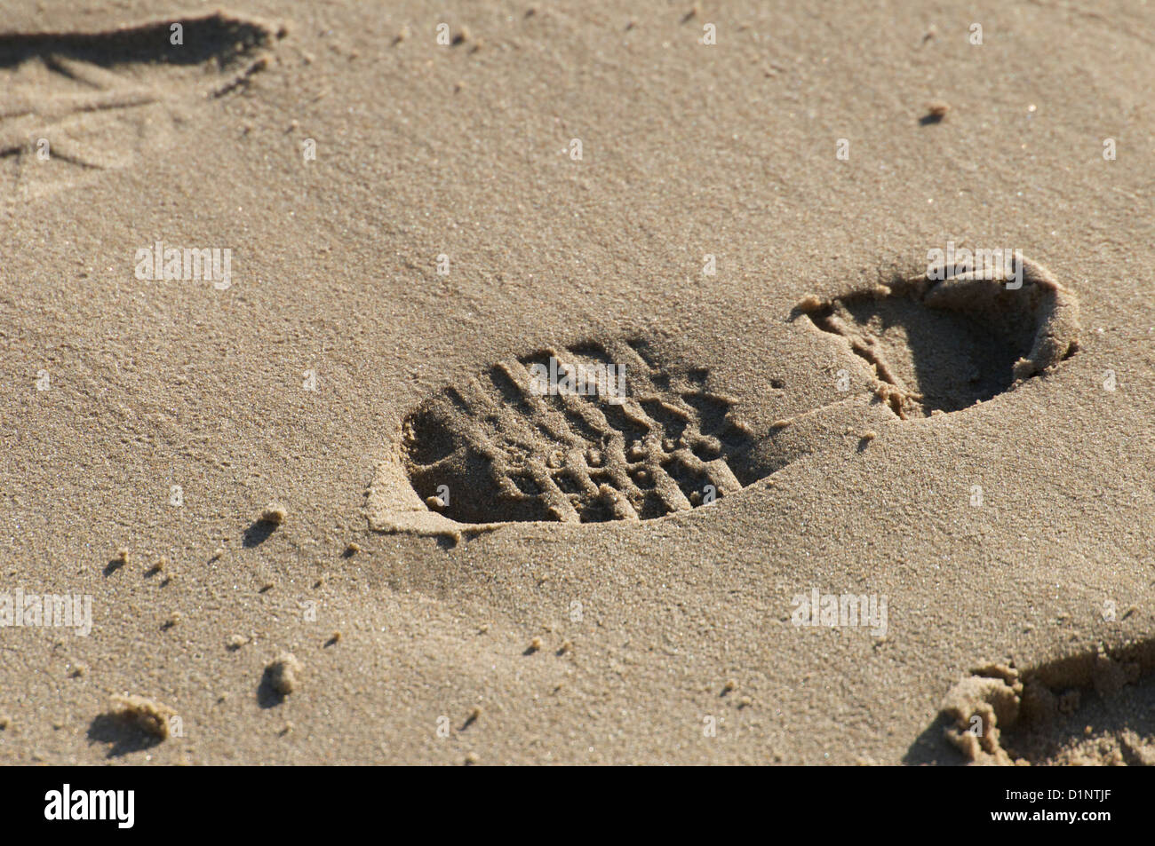 Menschliche Fußspuren im Sand am Swanage Strand Dorset Stockfotografie ...