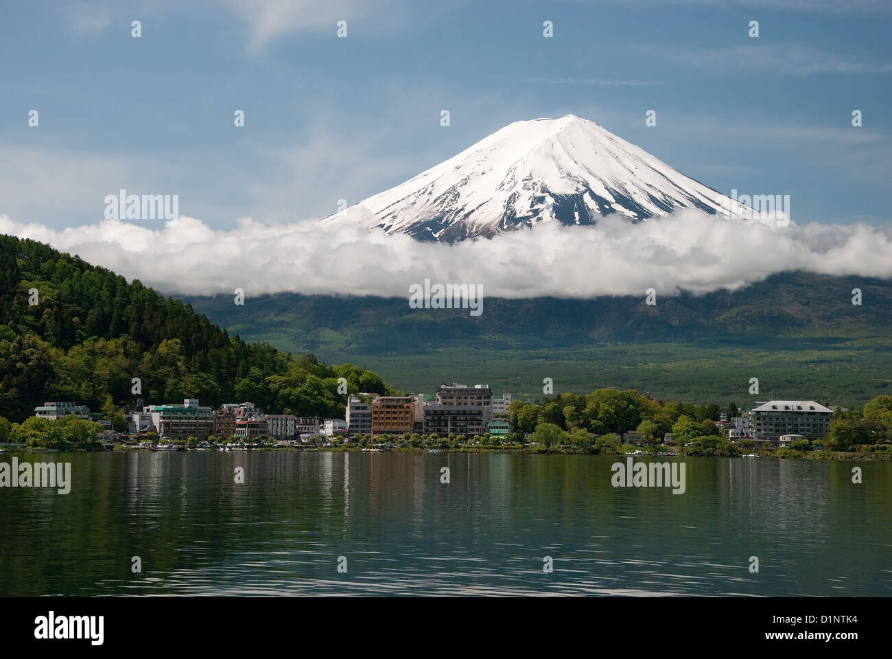 Mount Fuji aus Kawaguchiko See in Japan während des Sonnenaufgangs mit schönen blauen Himmel Stockfoto