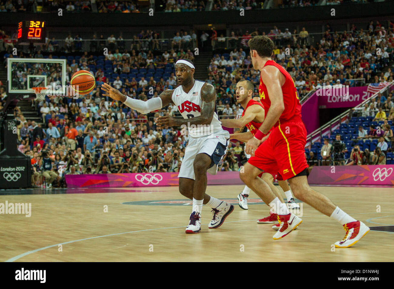 LeBron James (USA) im Wettbewerb mit der Goldmedaille Herren-Basketball-Spiel bei den Olympischen Sommerspielen 2012 in London Stockfoto