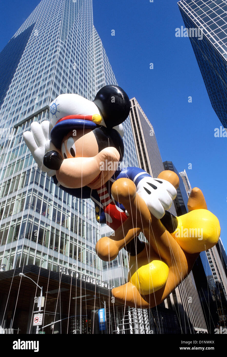 Macy's Thanksgiving Parade, Mickey the Sailor Ballon, New York, Midtown Manhattan, New York City. Comic-Comic-Zeichentrickfigur. Erntedankfest. Stockfoto