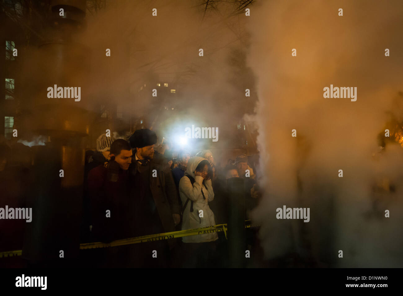 Nachtschwärmer Willkommen im neuen Jahr am Pratt Institute-Dampf-Kraftwerk in Brooklyn in New York Stockfoto