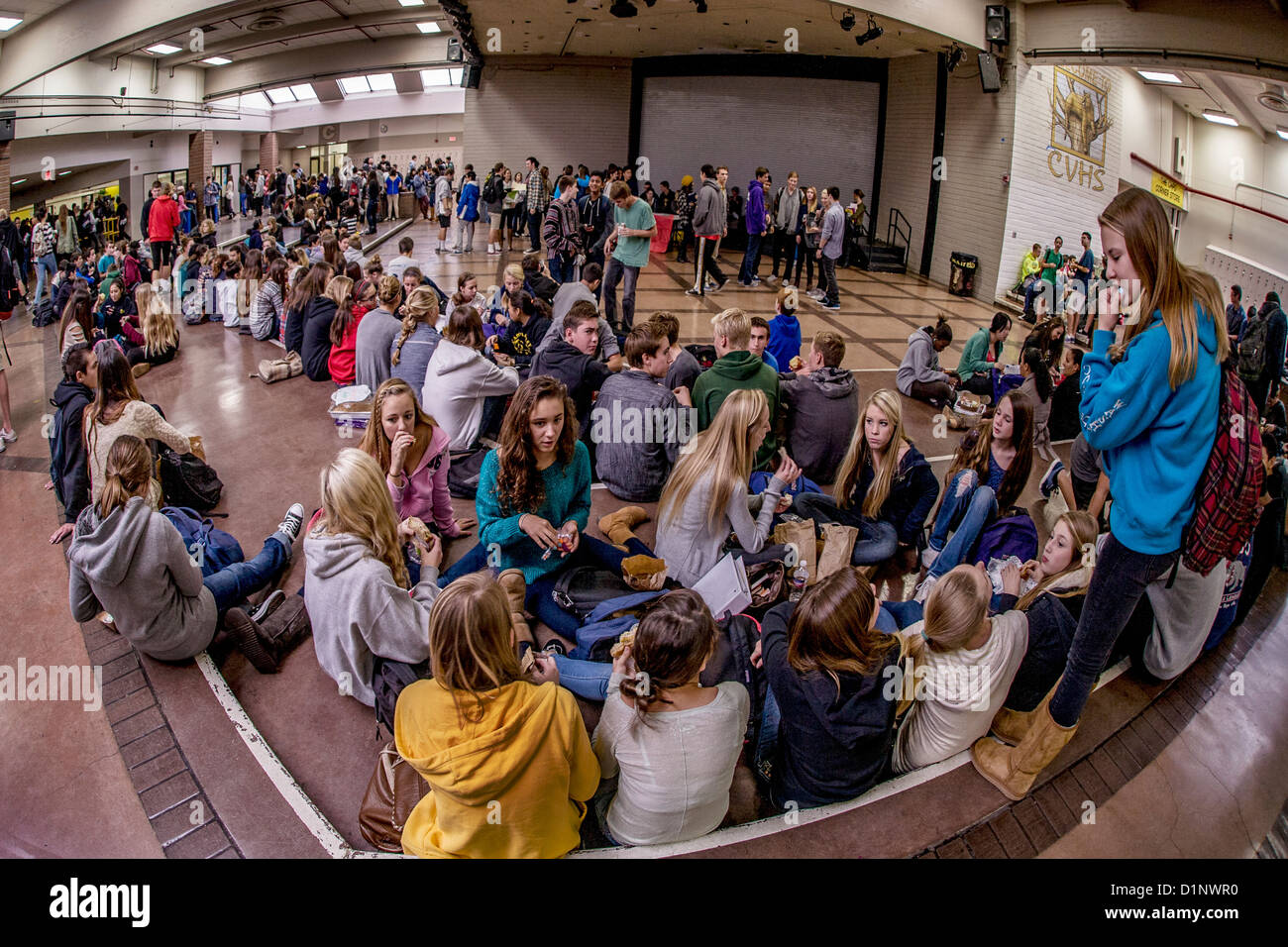 Multi-ethnische California High School Studenten knüpfen in der Mittagspause. Stockfoto