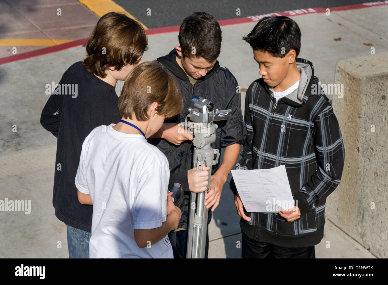 Multiethnische preteen Jungs arbeiten zusammen, um ein Video in ihrer San Clemente, CA, mittlere Schule machen. Stockfoto