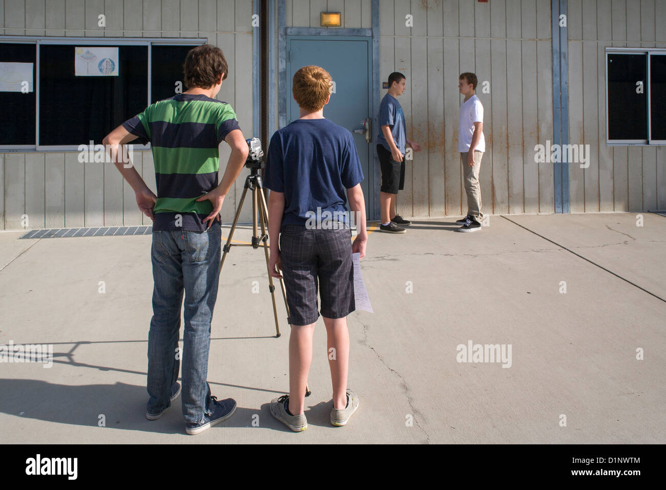Multi-ethnischen preteen Jungs arbeiten zusammen, um ein Video in ihrer San Clemente, CA, mittlere Schule machen. Stockfoto