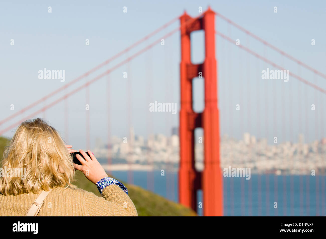 Frau fotografieren die Golden Gate Bridge, San Francisco, Kalifornien Stockfoto