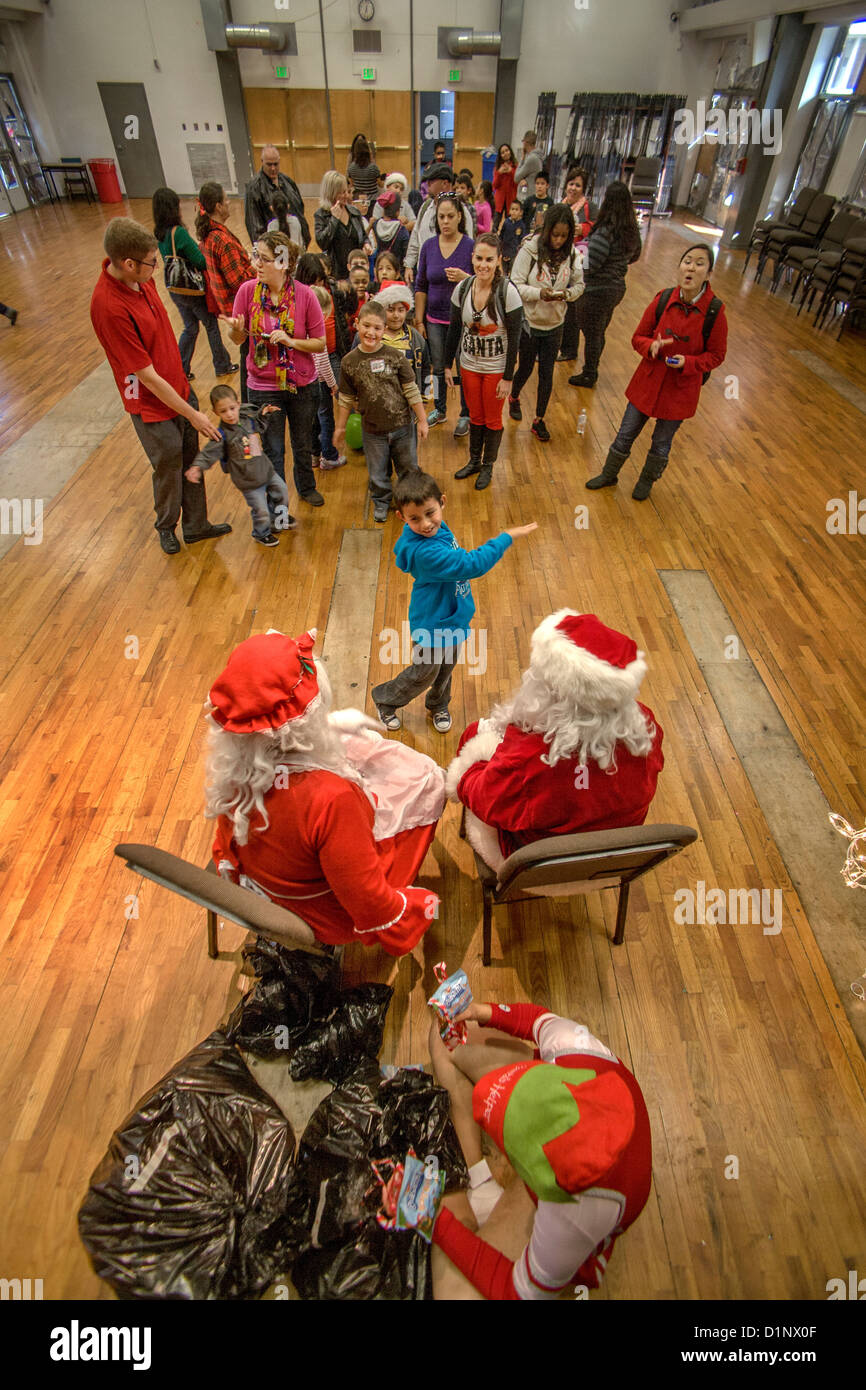 Gehörlose junge trifft eine Taube Santa Claus und Frau Santa Gebärdensprache für Gehörlose bei Weihnachtsfeiern an der California School. Stockfoto