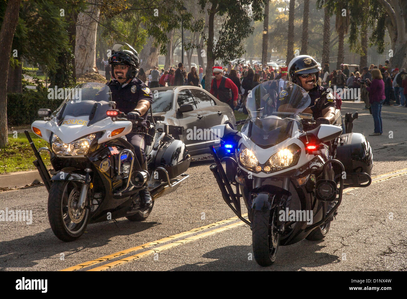 Angetrieben von Hispanic Offiziere, teilnehmen zwei Polizei-Motorräder an einer Parade in Riverside, Kalifornien. Stockfoto