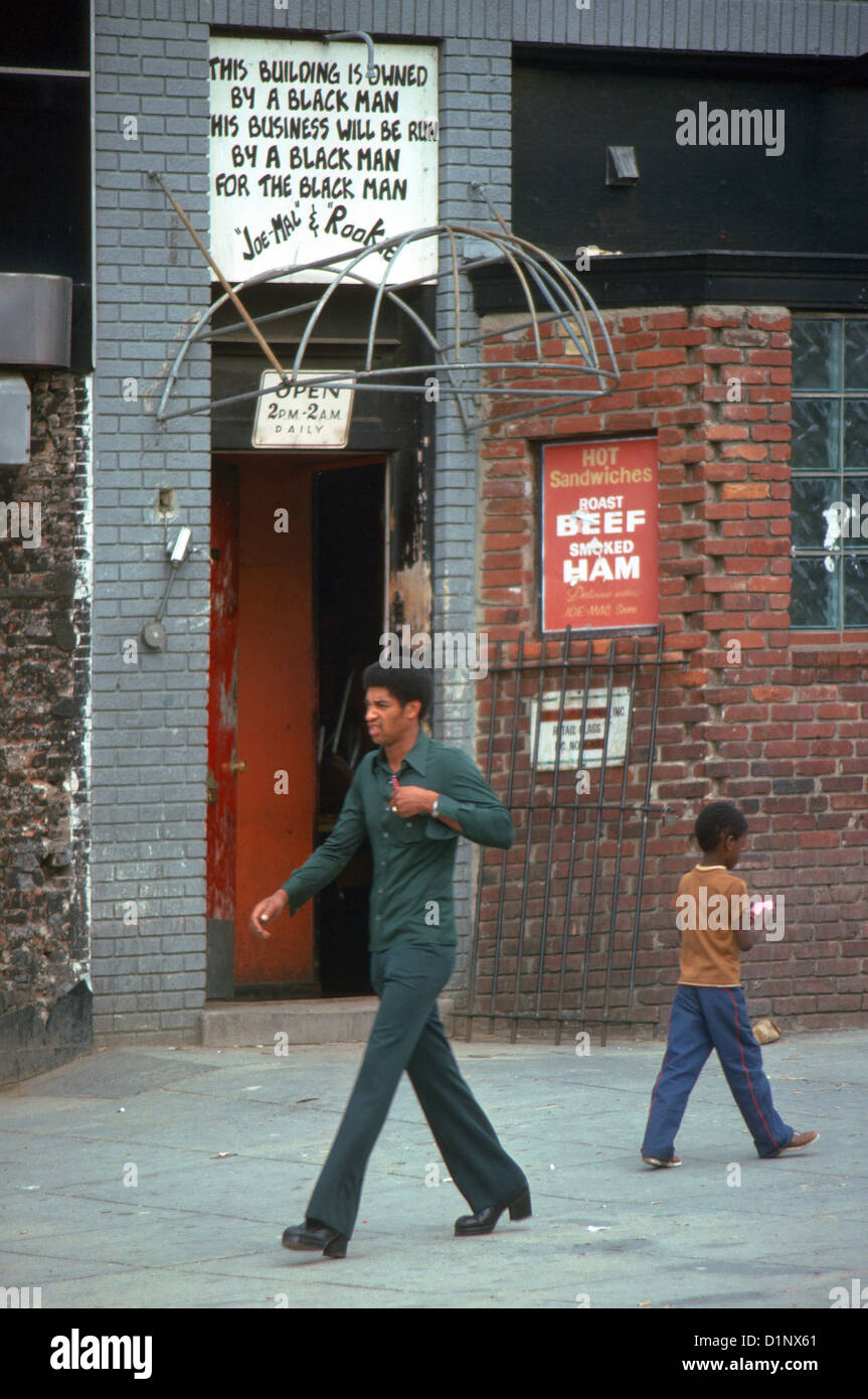 Ein Schild draußen eine Bar und ein Restaurant Shawmut Avenue in Boston Südende Nachbarschaft 1976 verkündet, dass es schwarz sein Besitz. Stockfoto