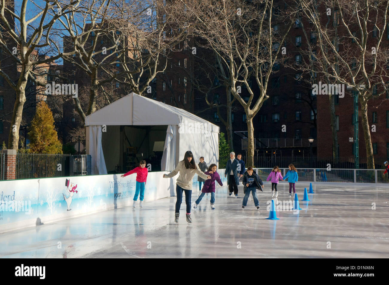 Winter-Wunderland Eiskunstlauf Rick auf ovale Stuyvesant in Stuyvesant Town in New York City, New York Stockfoto