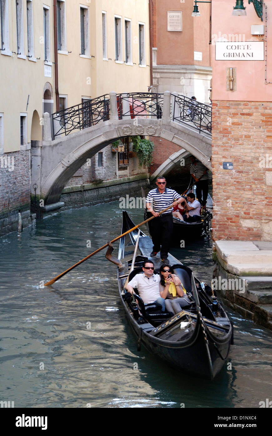 Gondeln auf einem Seitenkanal in Venedig. Stockfoto