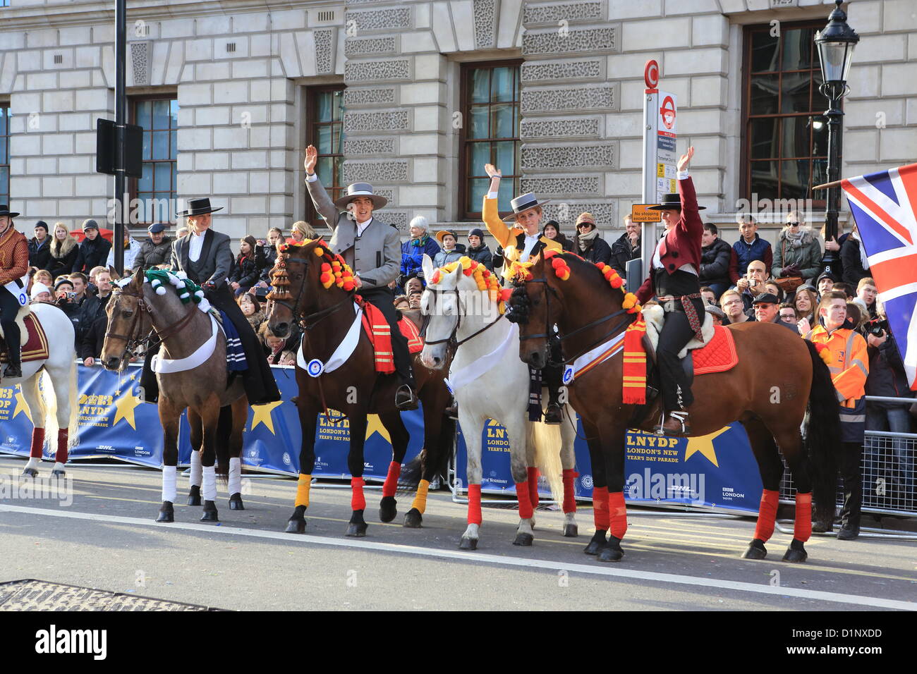 Darsteller in der Londoner New Year es Day Parade 2013 beim Finale in Whitehall, England, UK Stockfoto