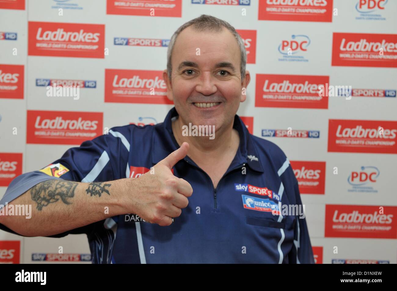 01.01.2013 London, England.  Phil Taylor [ENG] wird das 2013 die Ladbrokes Dart Weltmeister. Wobei die ersten Preis £200.000 und erste Spieler, der die Sid Waddell Trophy zu heben. Die Ladbrokes World Darts Championships von Alexandra Palace Stockfoto
