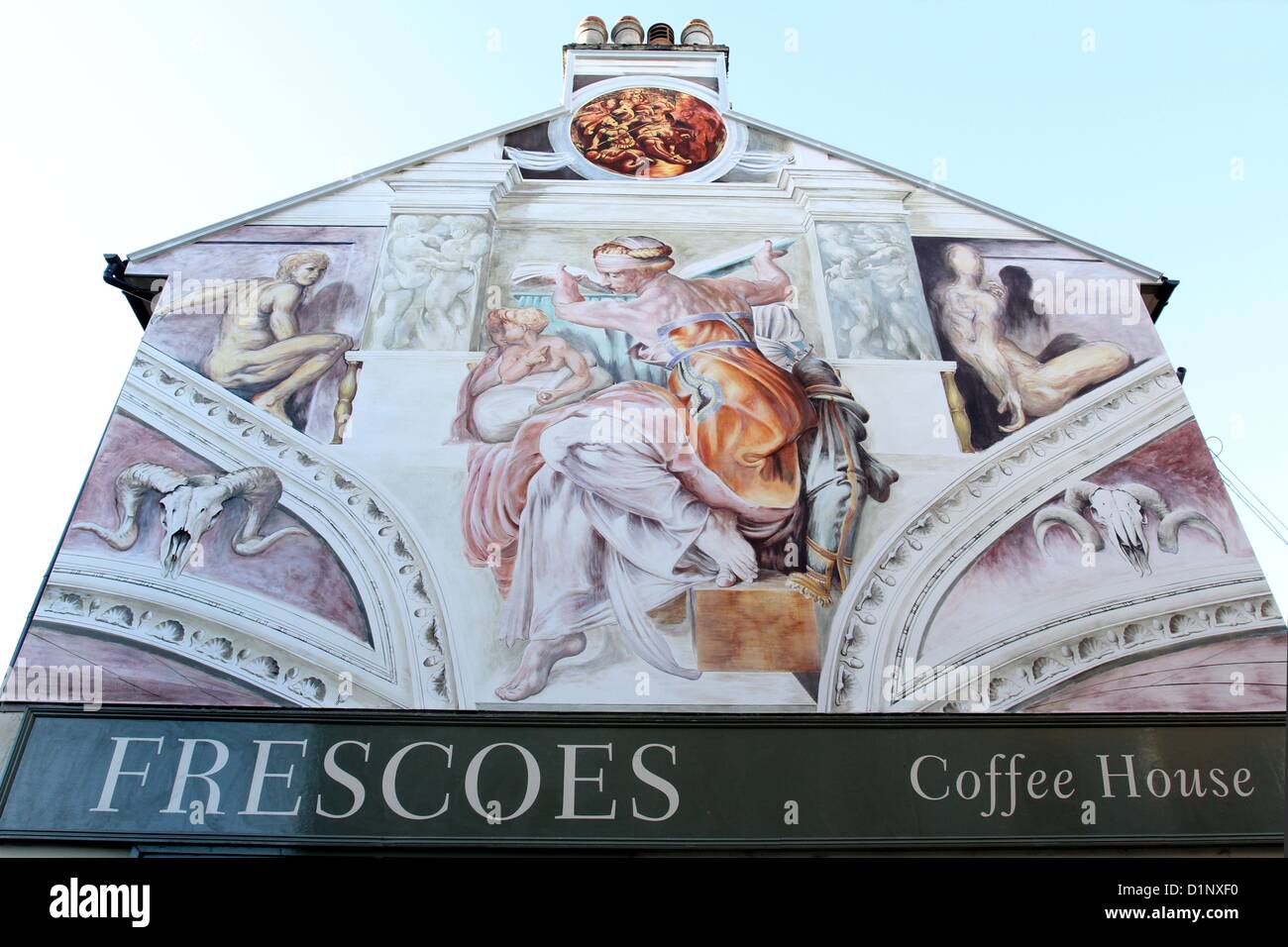 Bedford, UK. 1. Januar 2013. Michelangelos berühmte libysche Sibylle, normalerweise gesehen in der Sixtinischen Kapelle des Vatikans, hat jetzt eine ziemlich große Kopie - auf der Seite ein Café in Bedford.  Kevin Kavanagh, Besitzer des "Fresken" in der Stadt Mill Street beauftragte lokale Künstler Iain Carstairs, 115 qm Fresko Kunstwerk Ikone aus dem 16. Jahrhundert zu schaffen, kostet ca. £30.000 abgeschlossen hat.  Iain dauerte zwei Monate das beeindruckende Wandgemälde, die malte er vom Gerüst rund um das Café. Stockfoto