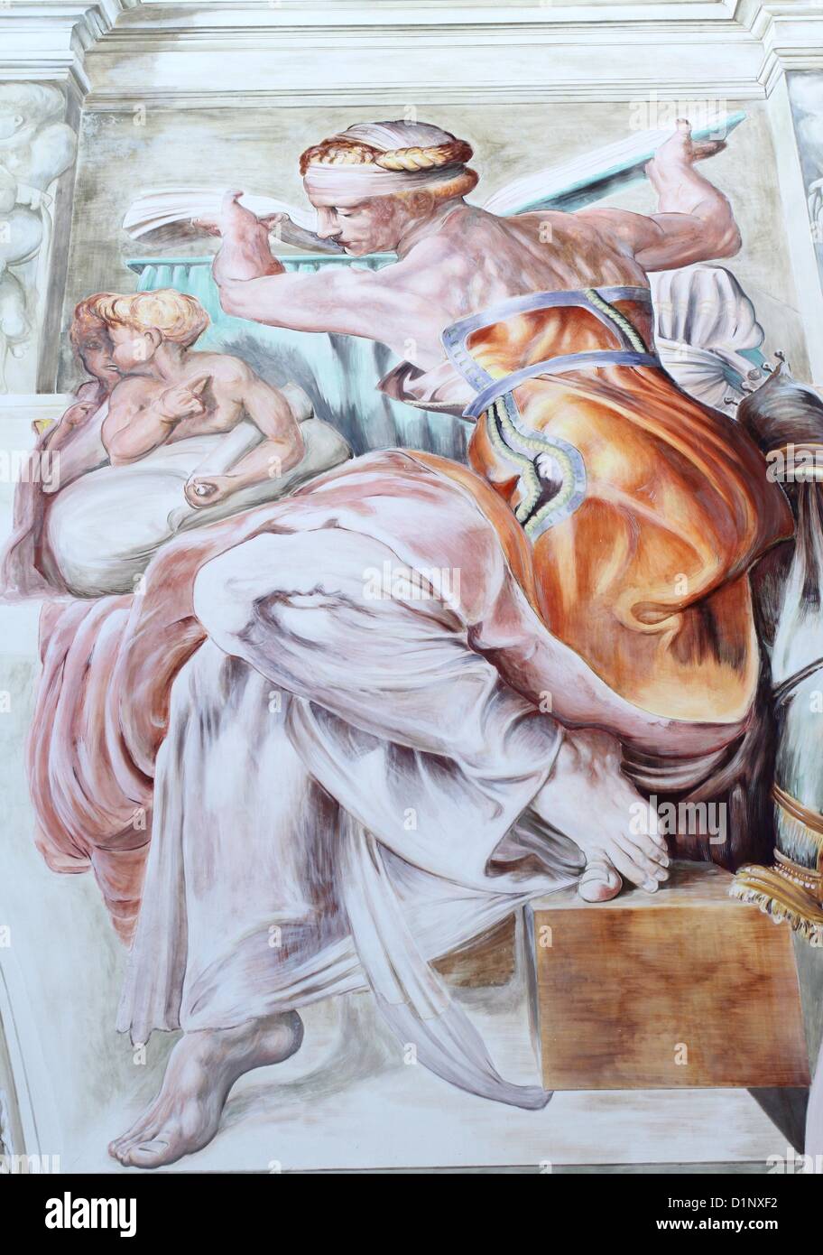 Bedford, UK. 1. Januar 2013. Michelangelos berühmte libysche Sibylle, normalerweise gesehen in der Sixtinischen Kapelle des Vatikans, hat jetzt eine ziemlich große Kopie - auf der Seite ein Café in Bedford.  Kevin Kavanagh, Besitzer des "Fresken" in der Stadt Mill Street beauftragte lokale Künstler Iain Carstairs, 115 qm Fresko Kunstwerk Ikone aus dem 16. Jahrhundert zu schaffen, kostet ca. £30.000 abgeschlossen hat.  Iain dauerte zwei Monate das beeindruckende Wandgemälde, die malte er vom Gerüst rund um das Café. Stockfoto