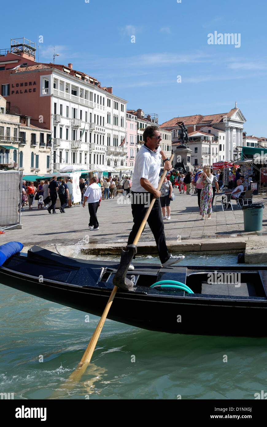 Gondoliere auf dem Canale Grande in Venedig. Stockfoto