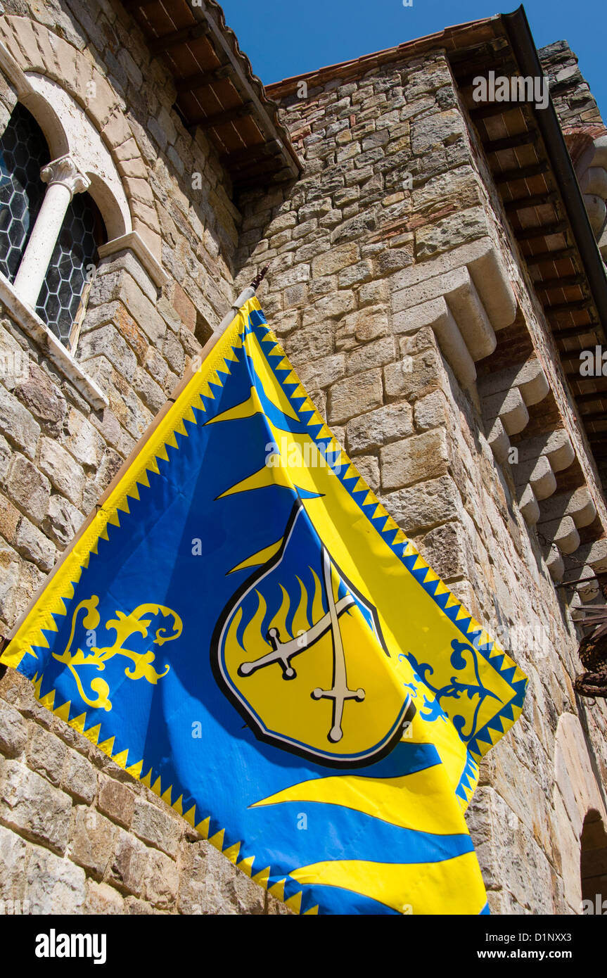 Burg-Flagge am Castello Di Amorosa, Napa Valley, Kalifornien Stockfoto