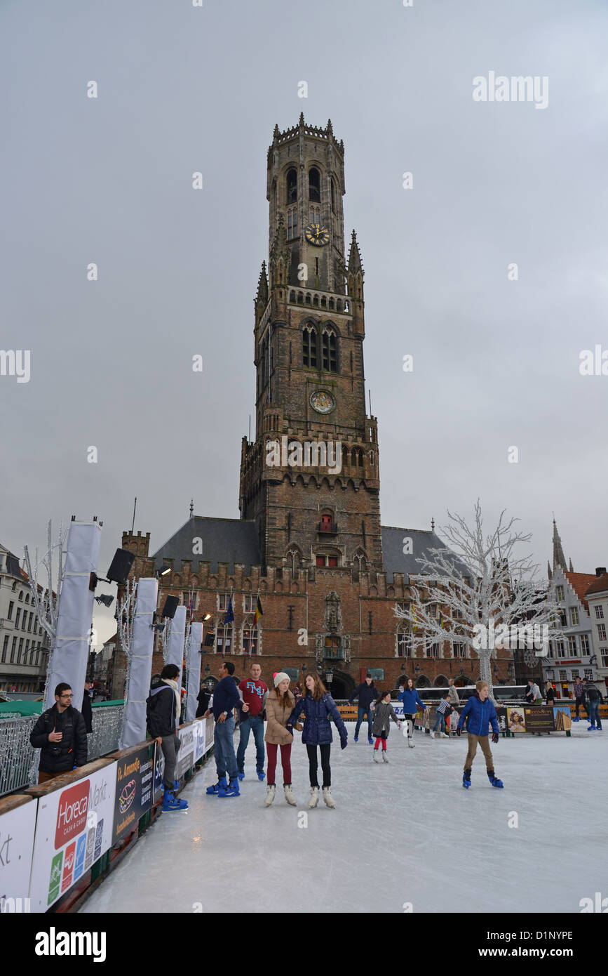 Weihnachtsmarkt & Eisbahn, Grote Markt (Marktplatz), Brügge, Provinz West-Flandern, flämische Region, Belgien Stockfoto