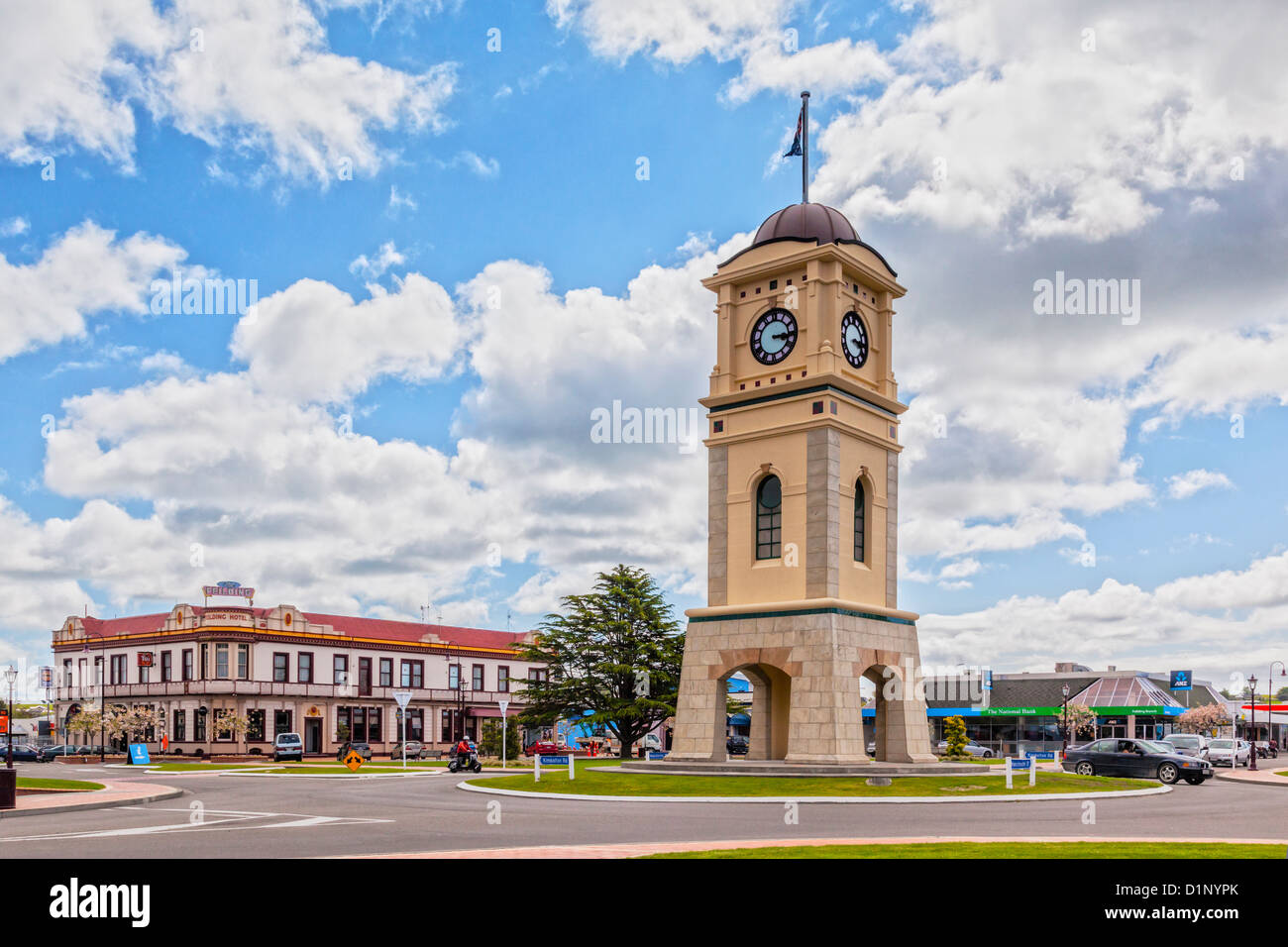 Feilding, der Clock Tower und das Hotel Feilding, Manawatu-Wanganui, Neuseeland. Stockfoto
