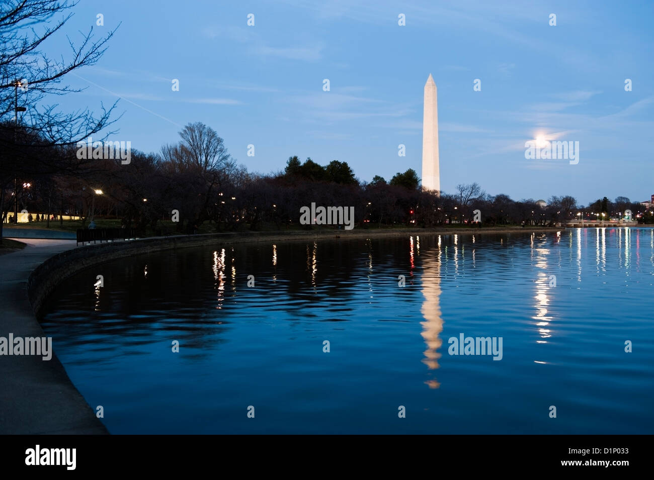 Washington Monument und dem Mond in der Abenddämmerung mit Reflexion in das Gezeitenbecken Stockfoto