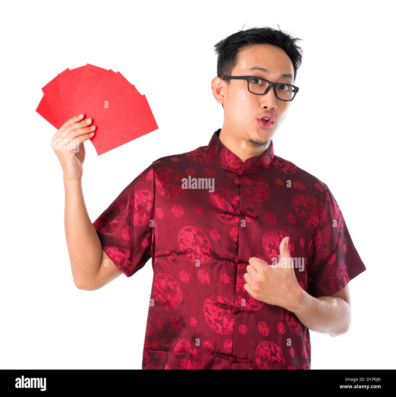 Schockiert asiatische chinesische Mann, hält viele rote Pakete / Ang pow für frohes neues Jahr, isoliert auf weißem Hintergrund Stockfoto