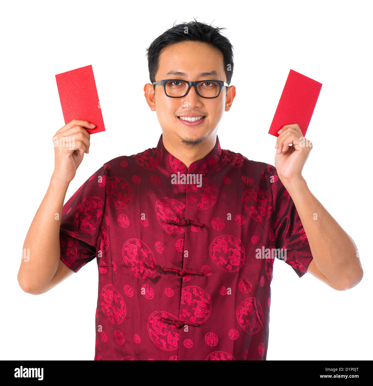 Glücklich Southeast Asian chinesische männlichen im Cheongsam Hände halten zwei rot-Pakete / Ang pow, isoliert auf weißem Hintergrund. Stockfoto