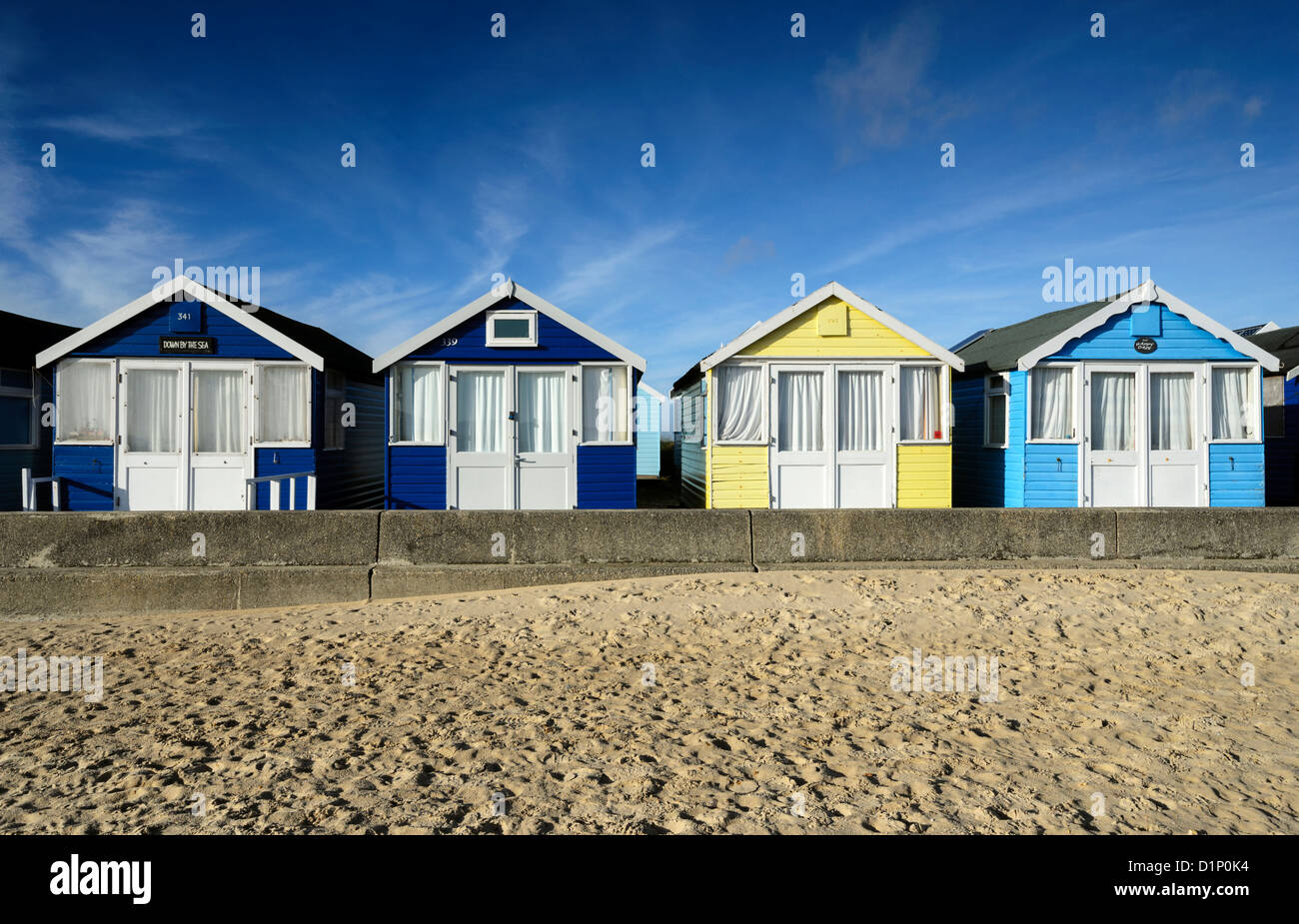 Reihe von bunten Strandhäuschen am Hengistbury Head in der Nähe von Christchurch in Dorset. Stockfoto