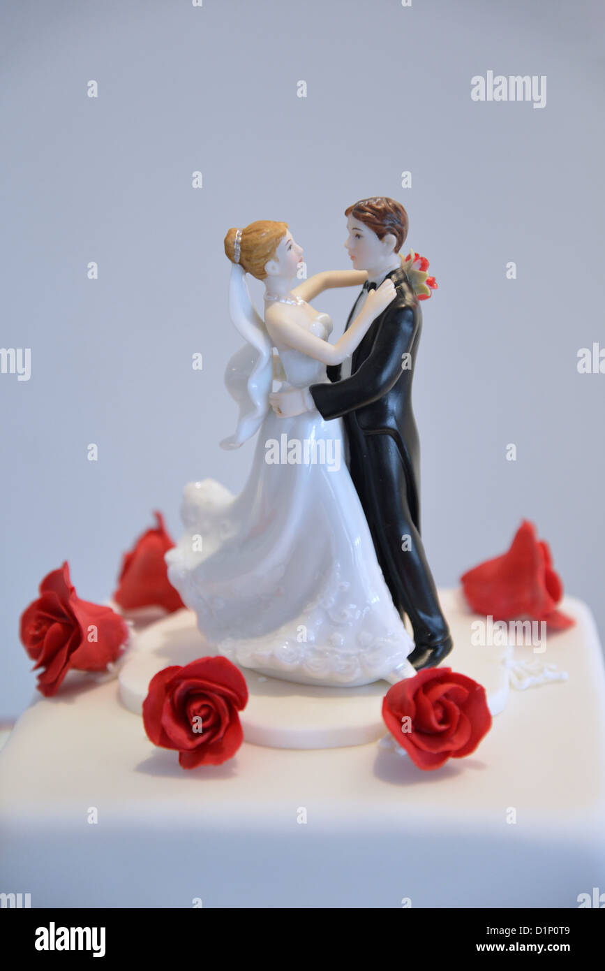 Braut und Bräutigam herausfinden über Hochzeitstorte, Staines-upon-Thames, Surrey, England, Vereinigtes Königreich Stockfoto