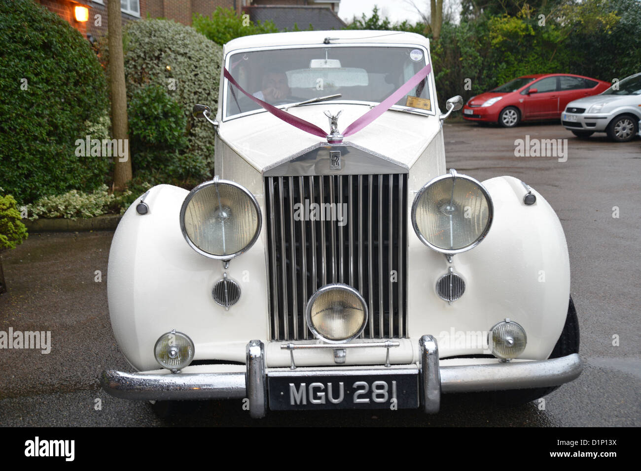 Rolls Royce Hochzeitsauto außerhalb Weybridge Standesamt, Oatlands Drive, Weybridge, Surrey, England, Vereinigtes Königreich Stockfoto