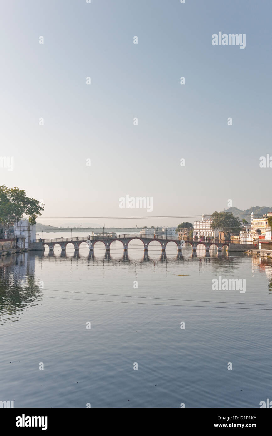 Blick auf Lake Pichola in Udaipur (manchmal genannt "das Venedig von Indien) zeigt eine Fußgängerbrücke und offenen Himmel und Wasser Indien Asien Stockfoto