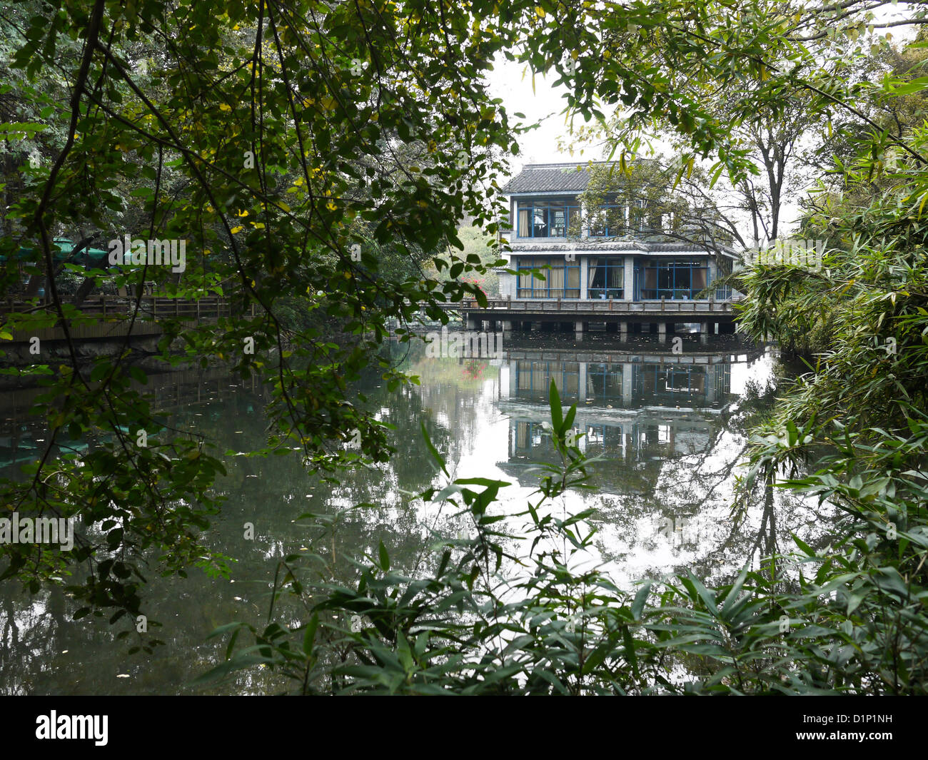 Haus mittleren Teich Wald Stockfoto