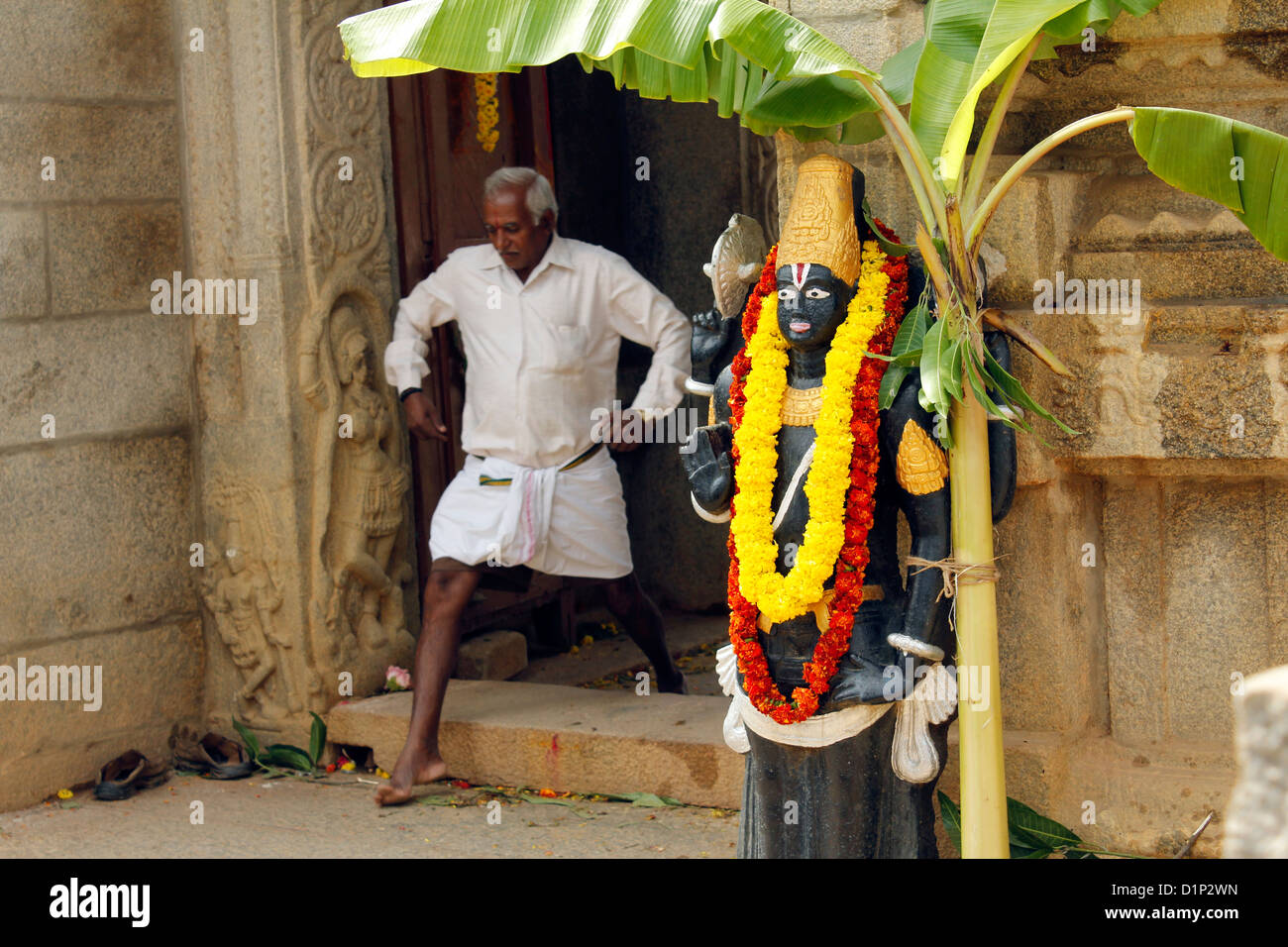 Älterer Mann zu Fuß aus einem Tempel, Indien Stockfoto