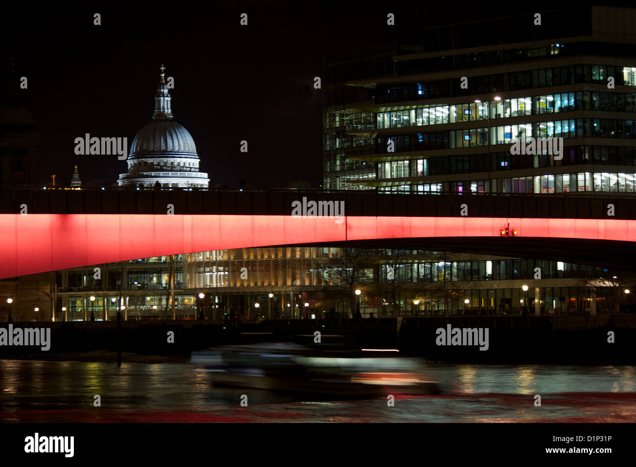 Str. Pauls Kathedrale bei Nacht mit London Bridge leuchtet rot im Vordergrund und ein Boot vorbei, darunter London, UK Stockfoto