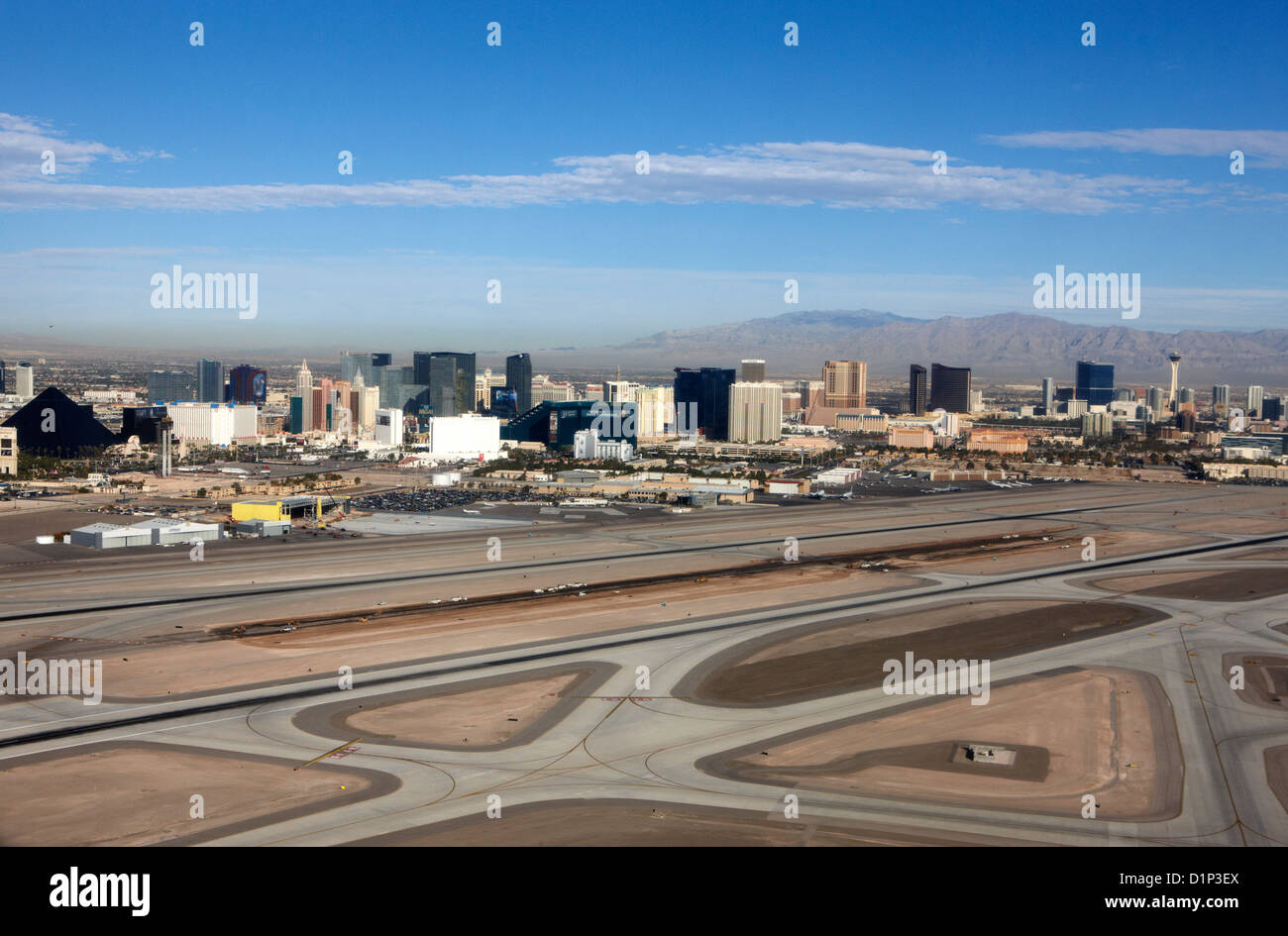 Luftaufnahme des Las Vegas Strip und Mccarran Landebahnen Nevada USA Stockfoto