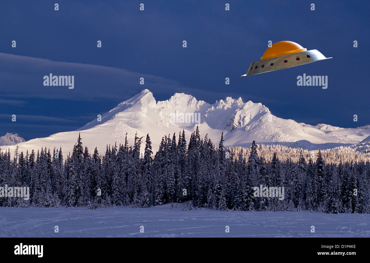 Eine fliegende Untertasse über Oregon Cascade Mountains Stockfoto