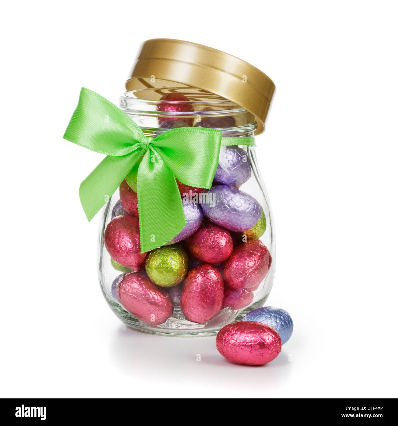 Offenen Glas voll von Praline Ostereier in Folie verpackt und dekoriert mit Bogen-Clipping-Pfad enthalten Stockfoto