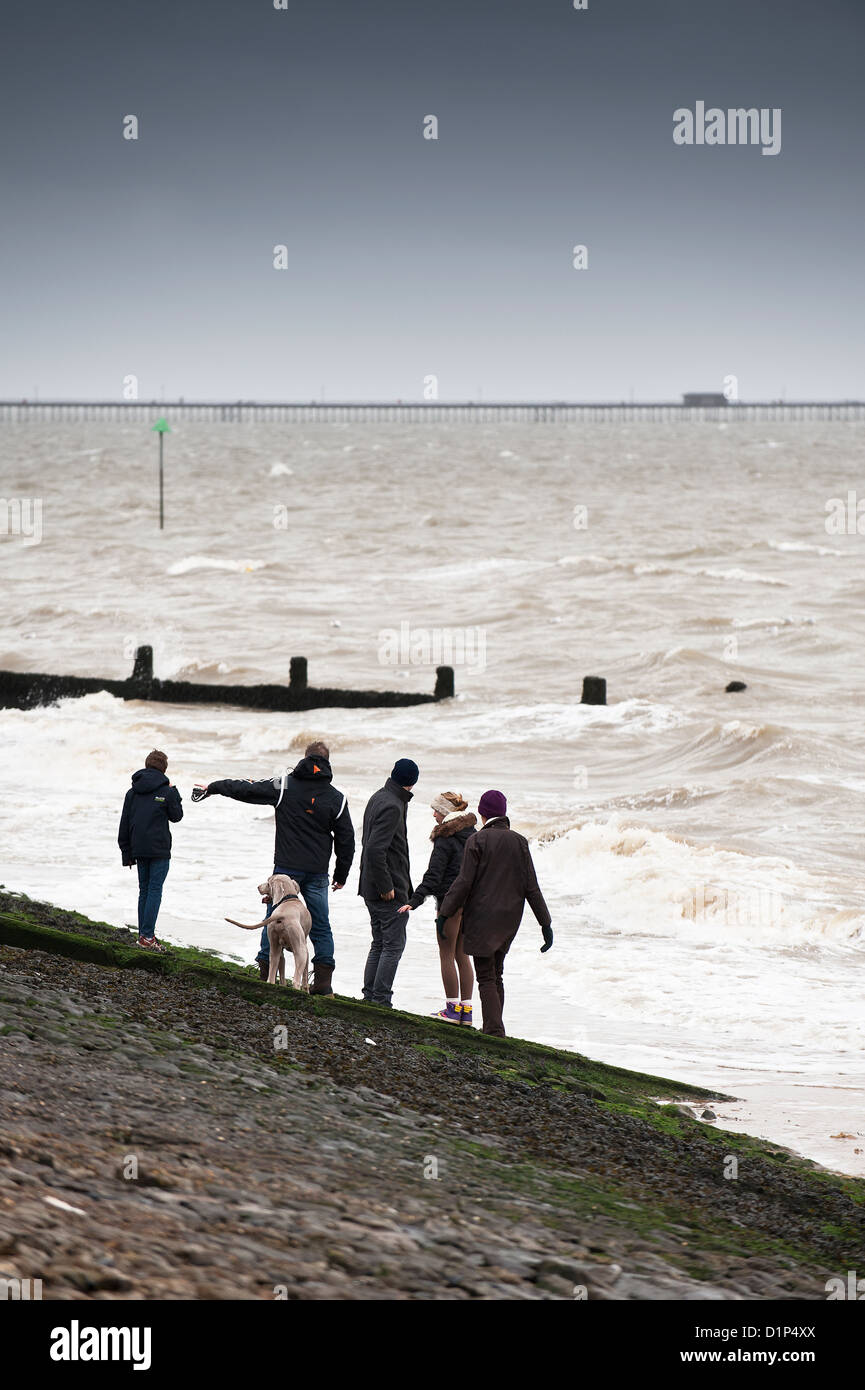 Eine Gruppe von Menschen an der Küste von Southend On Sea. Stockfoto